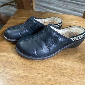 🔴5/$15 UGG Black Leather Bettey mules with Cream Trim